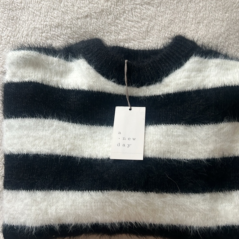 Woman’s Sweater - Picture 3 of 3